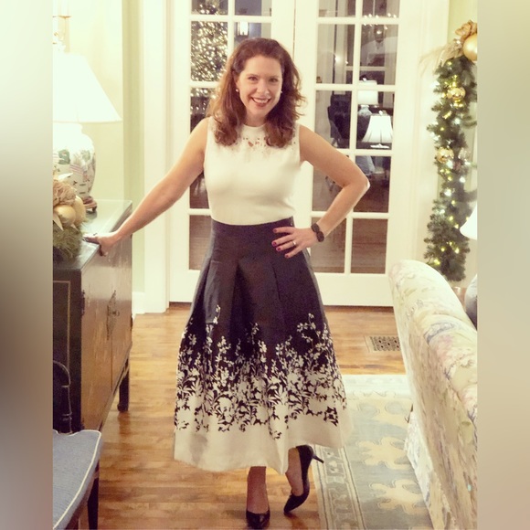STUNNING full skirt from White House Black Market. Perfect for the holidays. - Picture 4 of 4